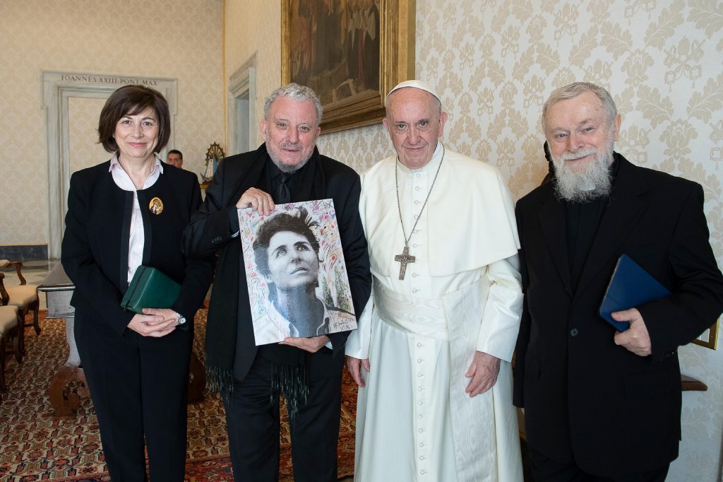 Imagem da Equipe Internacional e do Papa Francisco