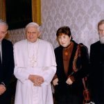 Papa Bento XVI em audiência privada com os responsáveis do Caminho Neocatecumenal, Kiko Argüello, Carmen Hernández e Pe. Mario Pezzi, em 19 de novembro de 2005.
