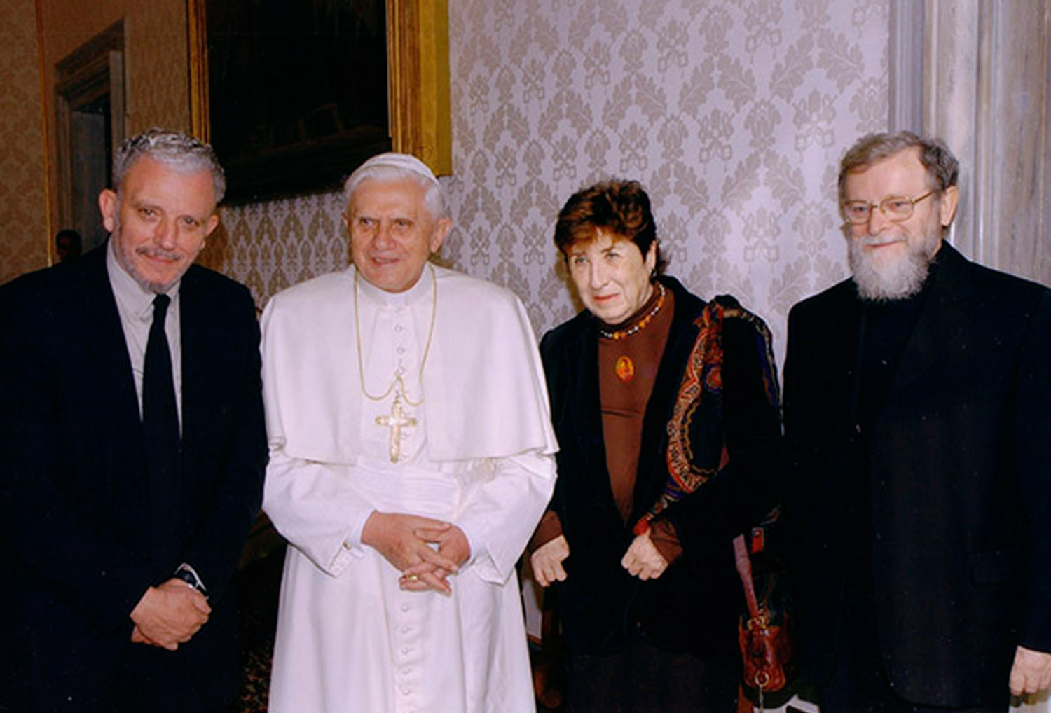 Papa Bento XVI em audiência privada com os responsáveis do Caminho Neocatecumenal, Kiko Argüello, Carmen Hernández e Pe. Mario Pezzi, em 19 de novembro de 2005.